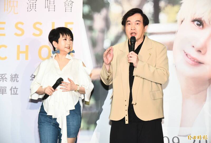 康康（右）今擔任周思潔演唱會記者會嘉賓。（記者陳奕全攝）