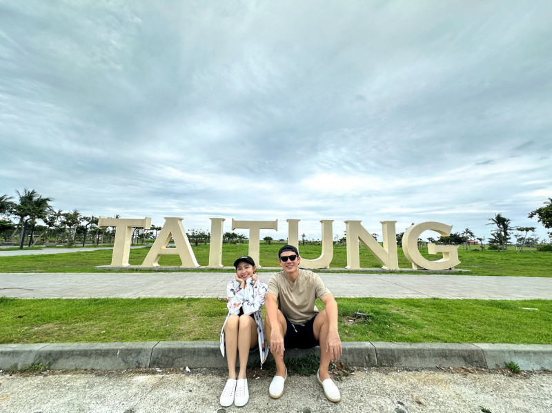 陳志強（右）去年到台東拍戲，曾智希曾發願吃素，希望老公一切順利。（大愛提供）