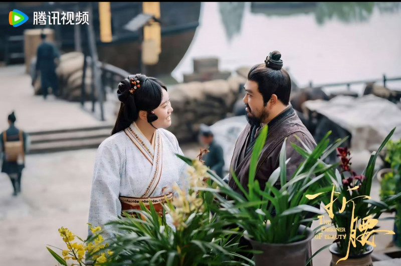 小桃（左）和「盾哥」是《折腰》的搞笑CP。（翻攝自網路）