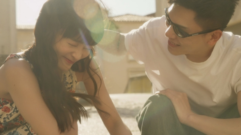 王淨攜手「南法限定男友」漫步街頭合拍迷你短片，意外獲當地驚喜。（狗狗與花提供）