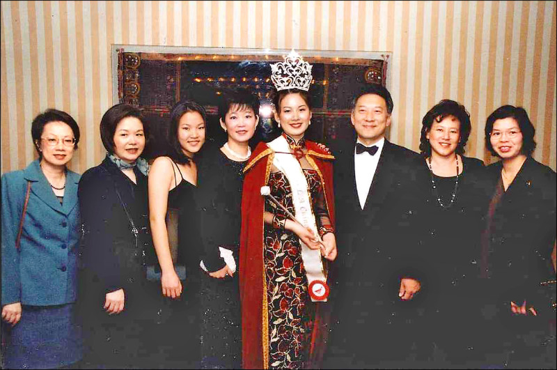 Melody（右四）參加洛杉磯華埠小姐選美比賽獲得冠軍。（Melody提供）
