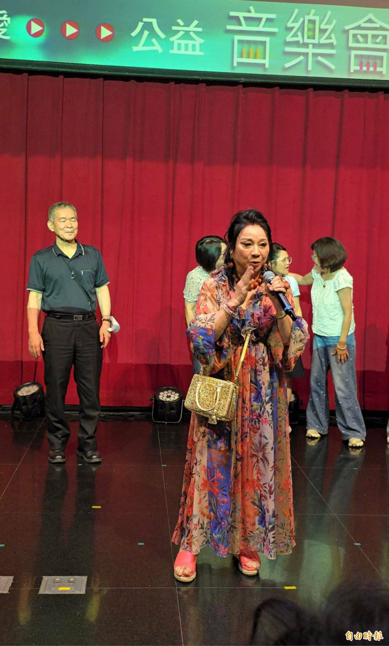 長庚生技的王瞶英演唱台語民謠組曲，場面熱絡。（記者胡如虹攝）