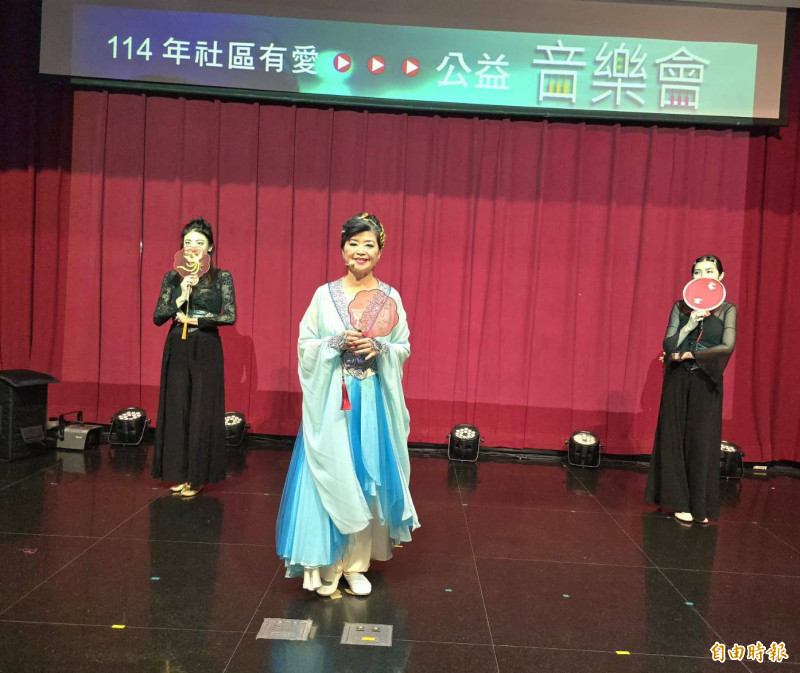 瑞軒國際的董娘林守貞（中）帶著兩個媳婦表演中國風的歌舞，力挺曹金鈴做公益獻愛心。（記者胡如虹攝）