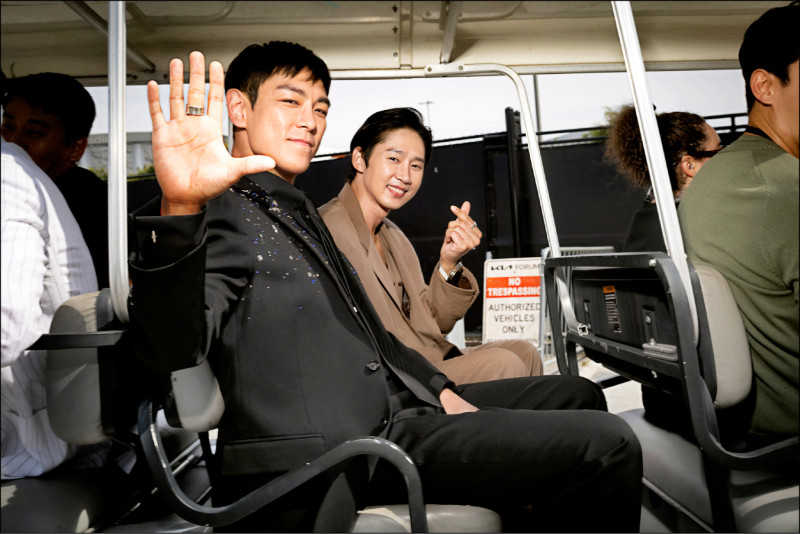 T.O.P（左）時隔8年公開露面為《魷魚遊戲3》站台，右為同劇的朴成焄。（Netflix提供）