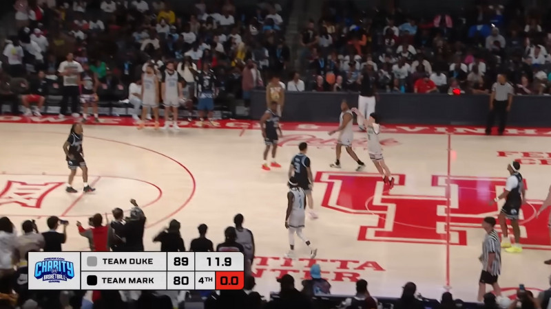 Ray剛越過中線就出手，神準三分球讓大家看得熱血沸騰。（翻攝自YouTube）