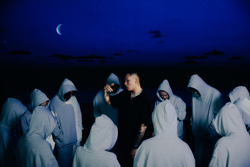 瘦子在MV現場笑嗆大淵。(本色提供)