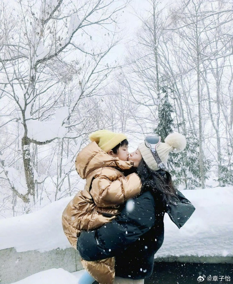 章子怡曬出與孩子的親吻照，十分溫馨。（翻攝自微博）