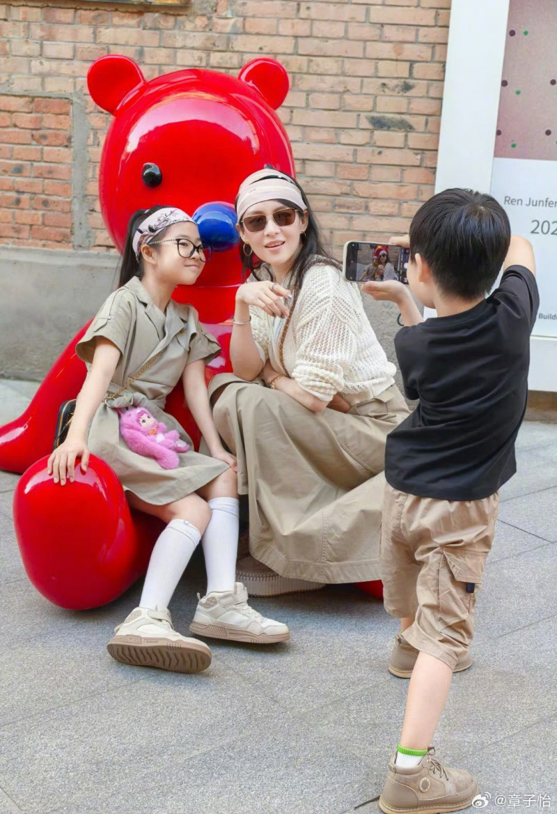 兒子幫章子怡、姊姊拍照。（翻攝自微博）