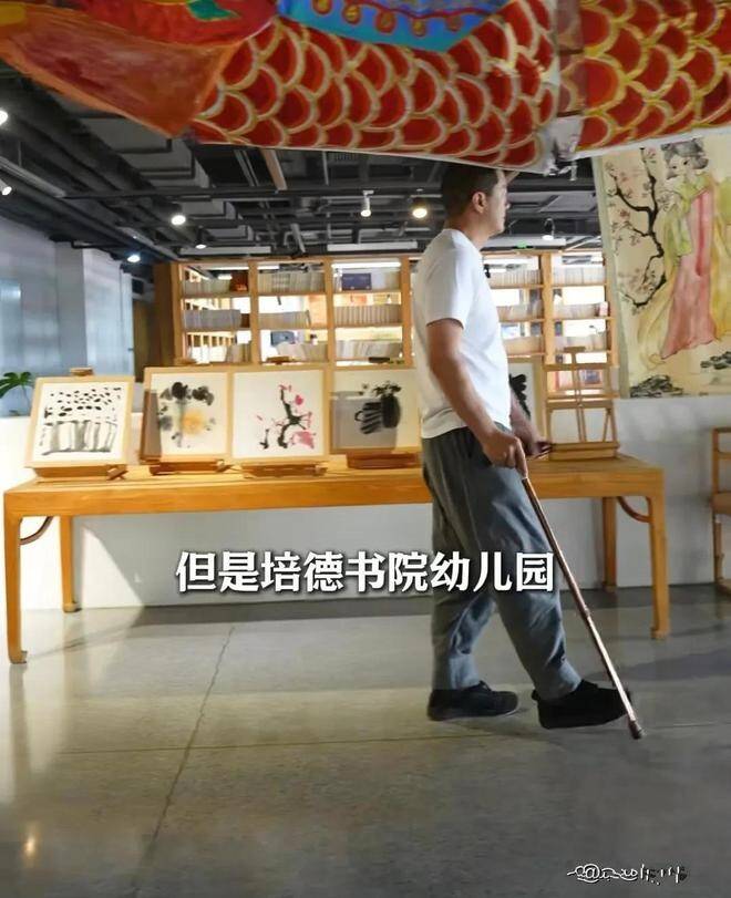 王菲前夫李亞鵬被目擊撐拐杖    健康傳亮紅燈