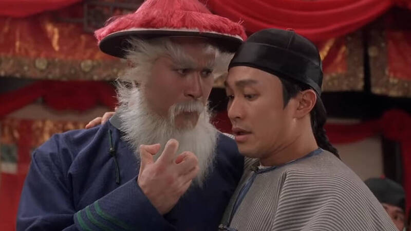 徐錦江（左）90年代曾在「星爺」周星馳電影《鹿鼎記》飾演「鰲拜」一角走紅。（香港星島日報）