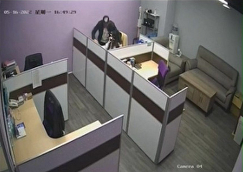 監視器拍攝到詹智能彎腰，抱女職員的騷擾畫面。（女職員提供）