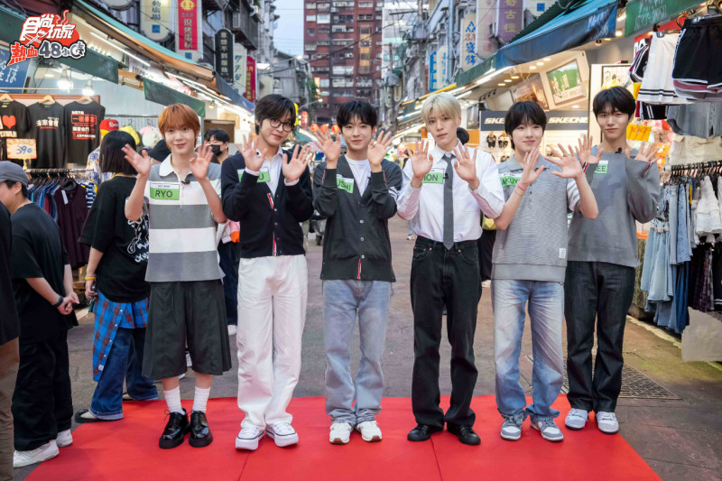 韓國團體「NCT WISH」團員RYO（左起）、RIKU、YUSHI、SION、SAKUYA、JAEHEE上《食尚玩家》逛夜市。（TVBS提供）