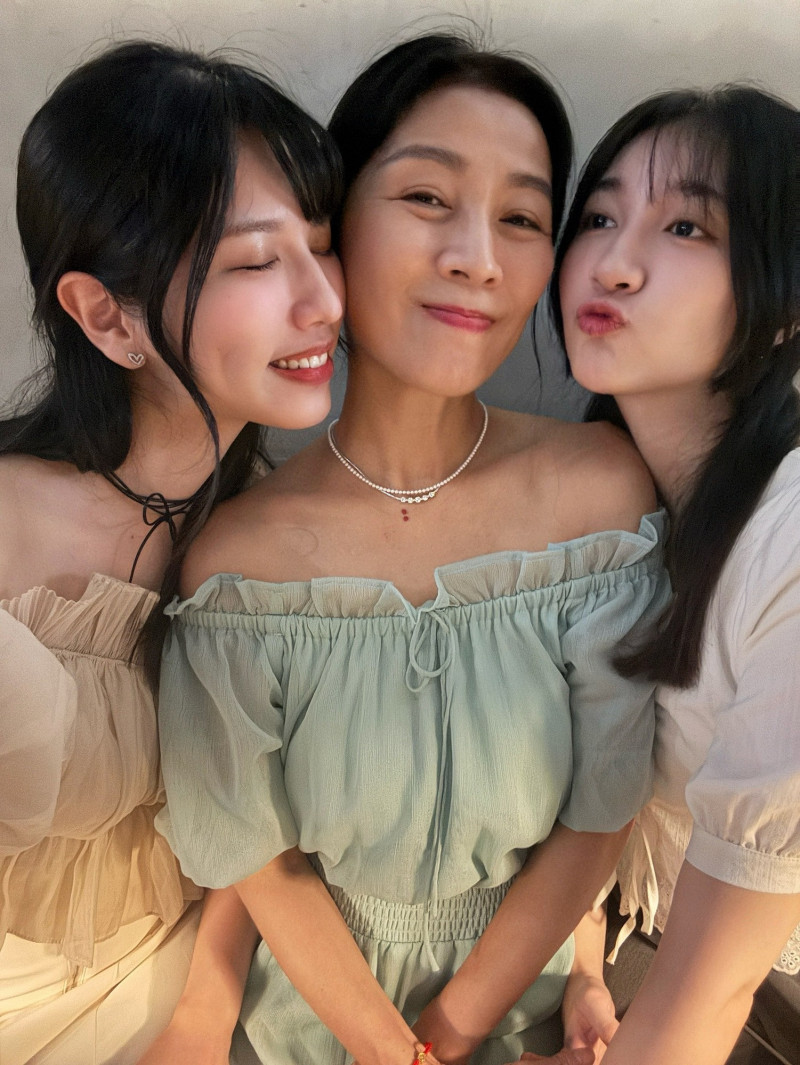 方文琳60大壽！逆齡合照高顏值女兒掀暴動：像三姊妹