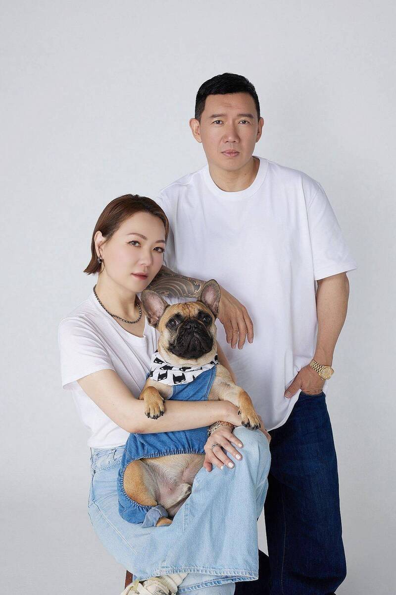 港星杜汶澤（右）趁著結婚20週年曬出全家福。圖右為杜妻田蕊妮。（翻攝自臉書）