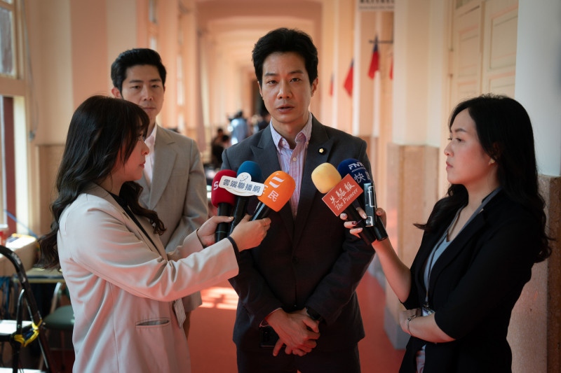 薛仕凌演出新科立委高政光。（CATCHPLAY+、公視、大慕可可提供）