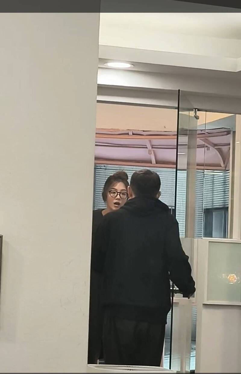 不只高山峰嗆林千又  黃鐙輝老婆也力挺髮廊店