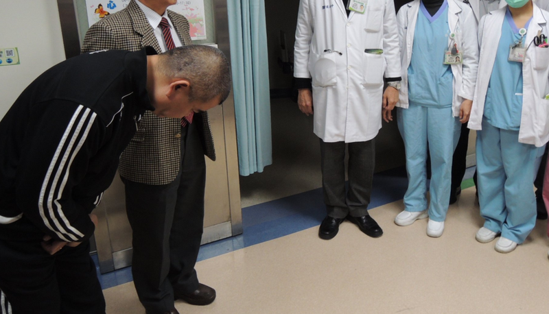 本土男星直播嗆警!黑歷史一次看 曾大鬧自助餐持椅砸人 - 自由娛樂