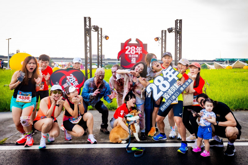 《28年毀滅倒數》攜手搖滾路跑，感染者與跑者互動合照。（索尼影業提供）（記者許世穎攝）