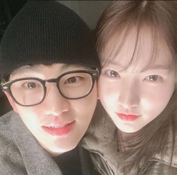 金秀賢（左）與金賽綸秘戀一事爆發後，金秀賢工作陷入停擺。（翻攝自YouTube）