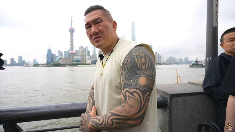 硬漢館長才下跪又彎腰 闖共產黨禁地秒道歉