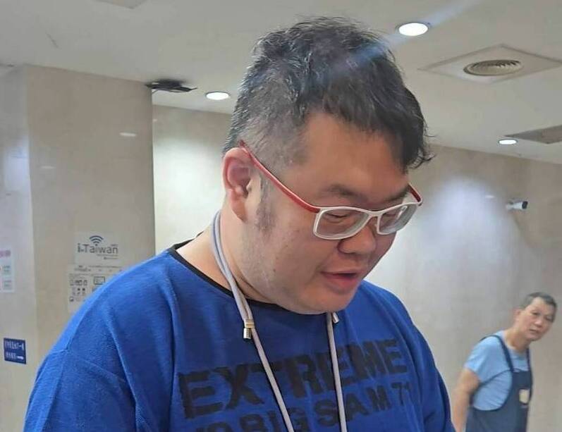 四叉貓被潑飲料求償5萬  涉案人無法接受