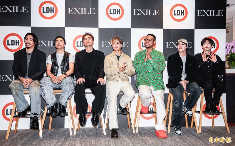 「EXILE」放浪兄弟的AKIRA（左起）、橘KENCHI、SHOKICHI、TAKAHIRO、NESMITH、世界及佐藤大樹出席記者會，7人受訪有說有笑。（記者王文麟攝）