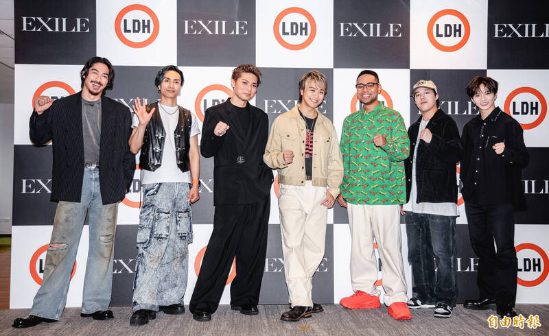 「EXILE」放浪兄弟AKIRA、橘KENCHI、SHOKICHI、TAKAHIRO、NESMITH、世界及佐藤大樹今天出席記者會，7人受訪有說有笑。（記者王文麟攝）