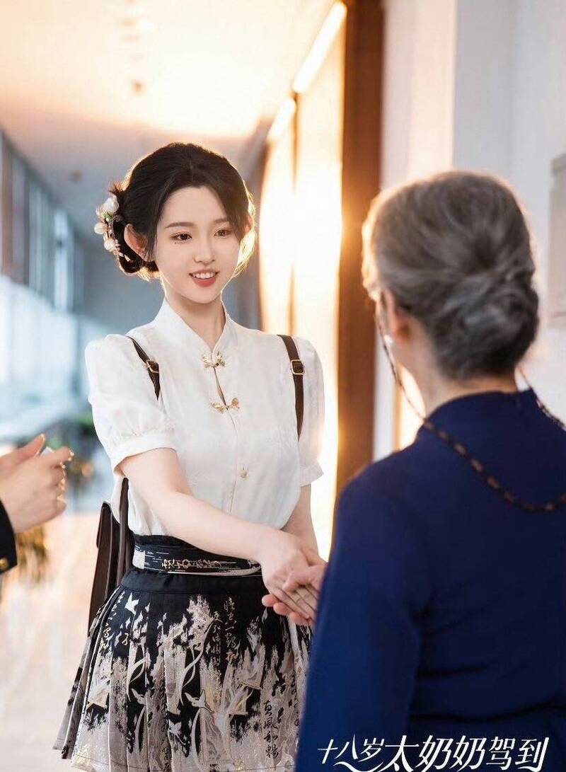 「豎屏短劇一姐」李柯以是「張嘴美女一族」。（翻攝自微博）