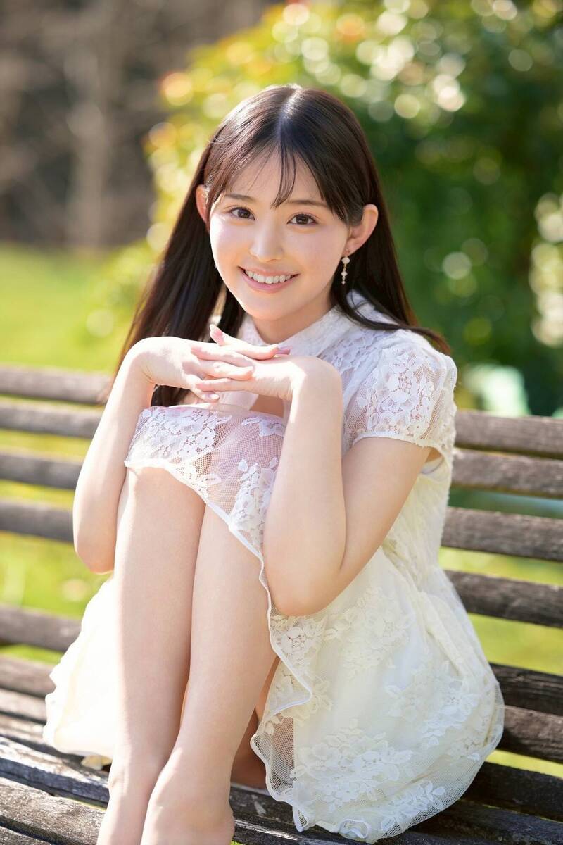 曾經是偶像明星的山田鈴奈，最大的武器就是甜美的笑容。（翻攝自X）