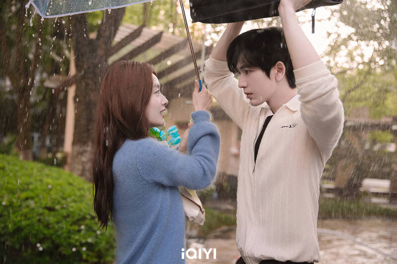 徐若晗（左）和張凌赫主演甜寵劇《愛你》，人氣飆漲。（愛奇藝提供）