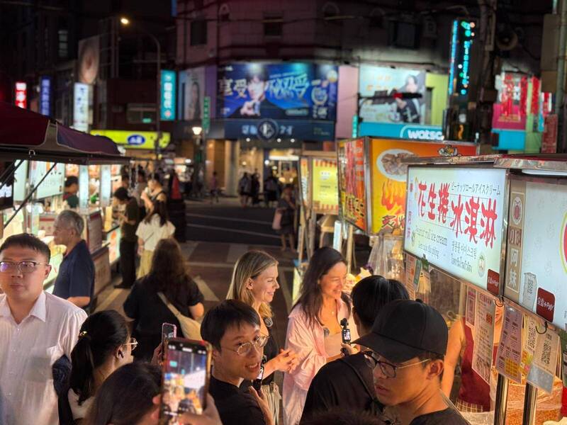 葛靜文和Janet品嘗花生捲冰淇淋。（讀者提供）