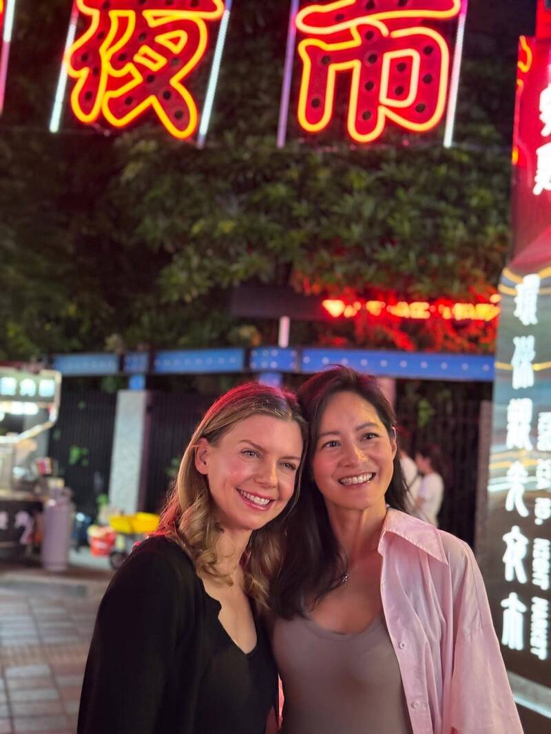 《看不見的國家》美國導演葛靜文（左）揪Janet逛寧夏夜市。（讀者提供）