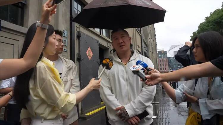 館長昔「為國寫遺書」 今訪四行倉庫改稱兄弟