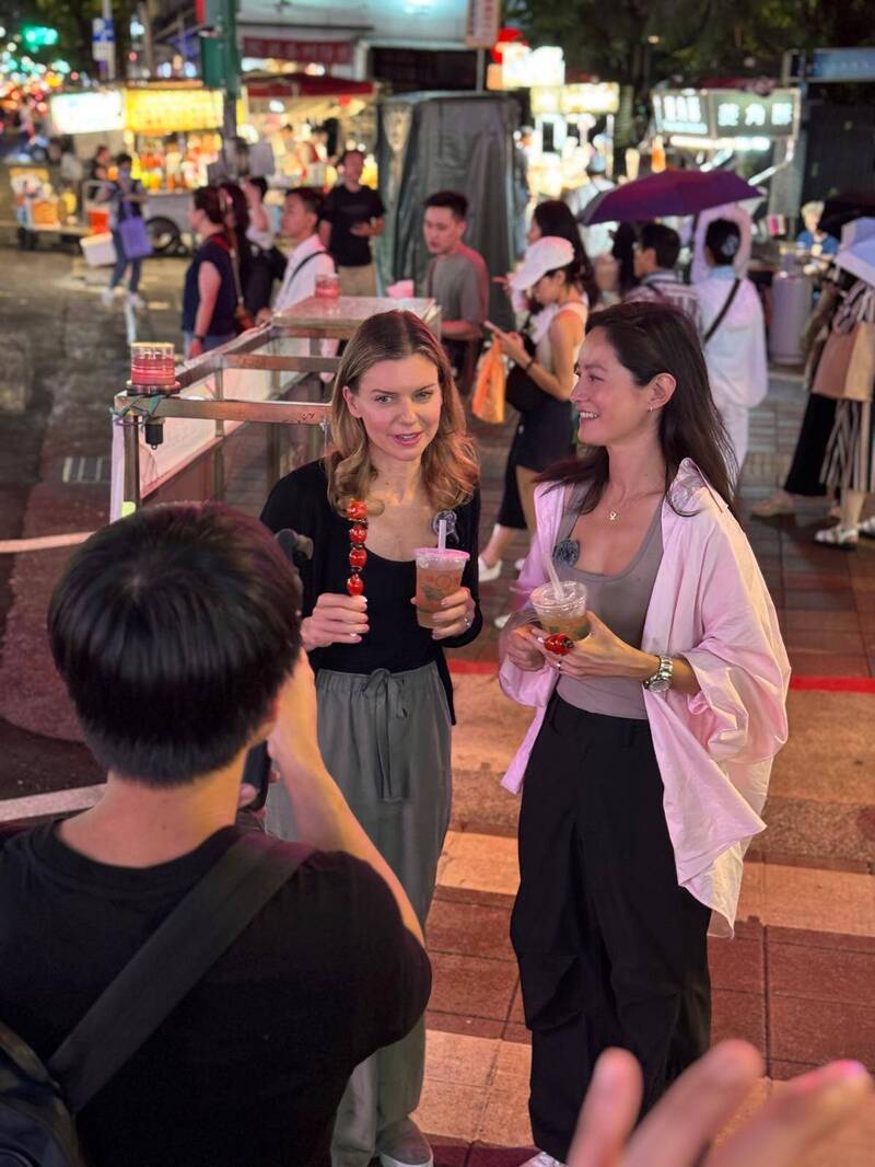 葛靜文（左）和Janet手拿戰利品。（讀者提供）