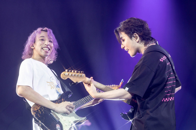 Penthouse矢野慎太郎（左）、浪岡真太郎在演唱會上互飆吉他。（好玩國際文化提供）
