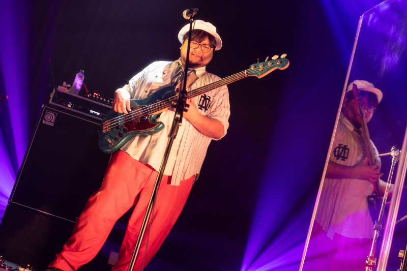 Penthouse貝斯手大原拓真打扮得俏皮可愛。（好玩國際文化提供）