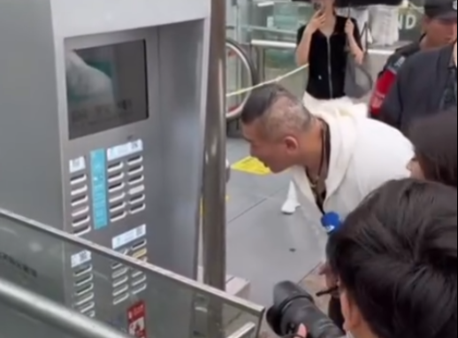 館長對中國各種設施都嘖嘖稱奇。（翻攝自YT）