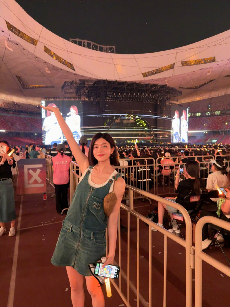 陳妍希去朝聖最喜歡的孫燕姿演唱會。(翻攝自微博)