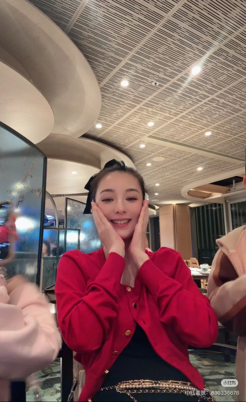 方媛母親節曬照，肚子被關注。（翻攝自小紅書）