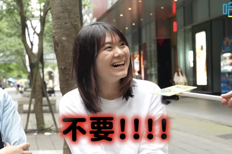 年輕妹妹聽到笑死馬上露出為難的表情。（翻攝自YouTube）