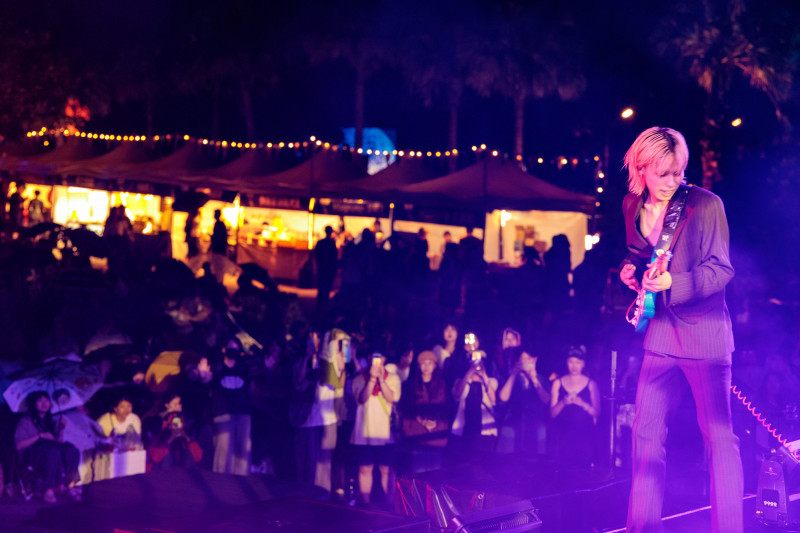 主唱兼吉他手Hiyn與樂迷共創難忘的夏夜回憶。（日本華納音樂提供）