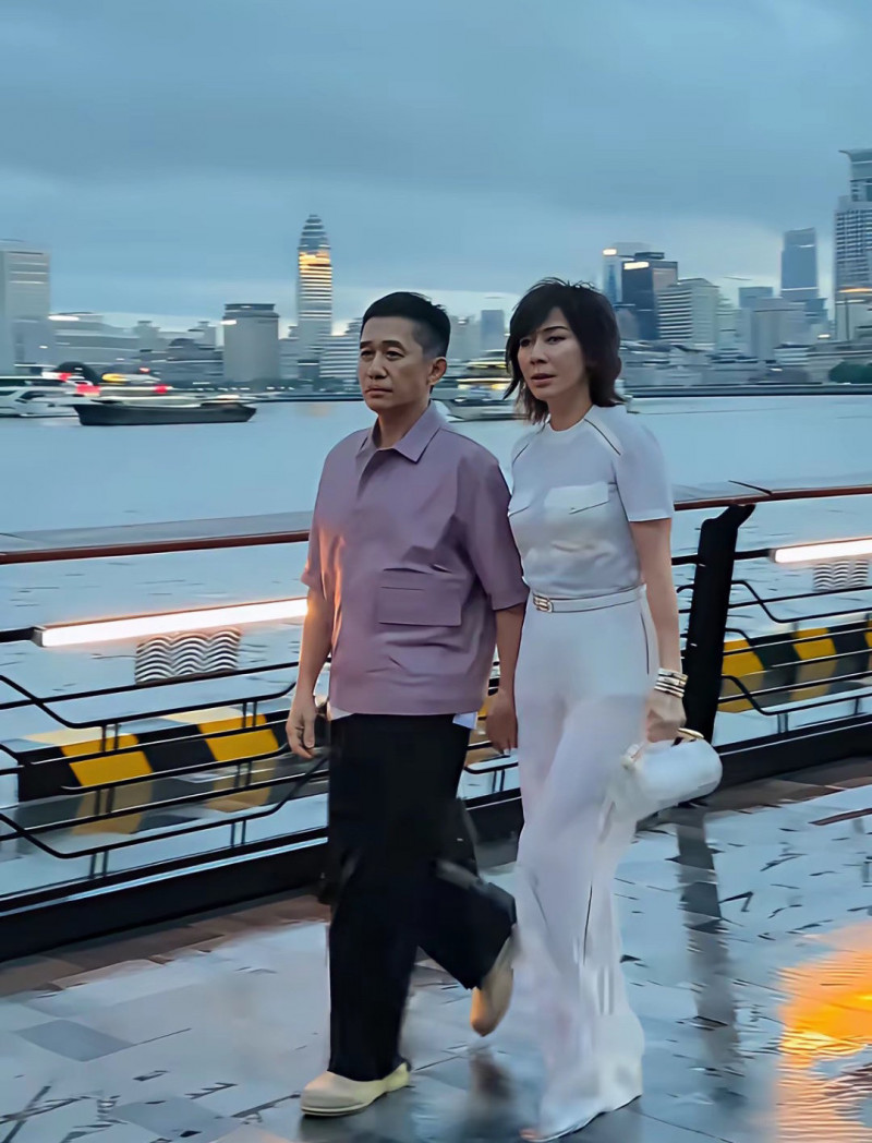 梁朝偉（左）、劉嘉玲現身上海展覽中心看秀，身邊沒有保鑣陪同。（翻攝自微博）