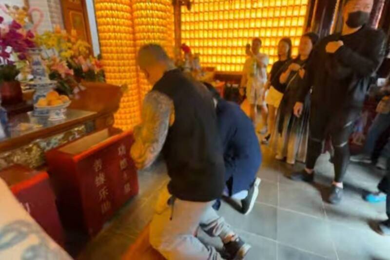 網紅館長至上海城隍廟拜城隍爺，希望能救出柯文哲。（翻攝自YouTube）