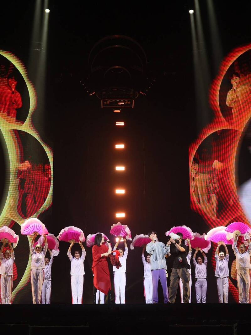 徐佳瑩幫吳青峰安排了大陣仗扇舞。（亞神提供）