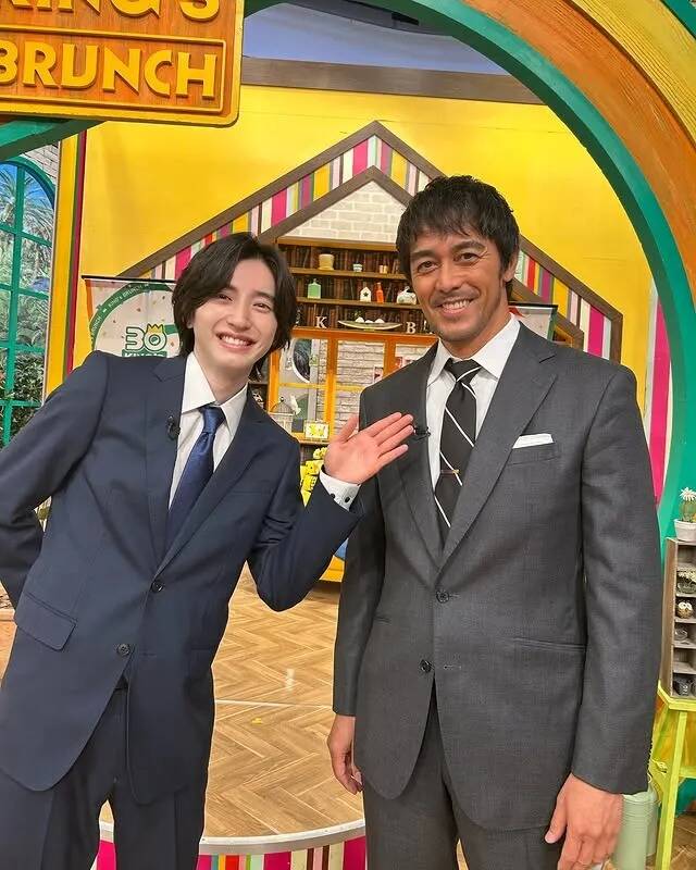 《新聞主播》最終回派出男主角阿部寬（右）與道枝駿佑上節目宣傳。（翻攝自X）