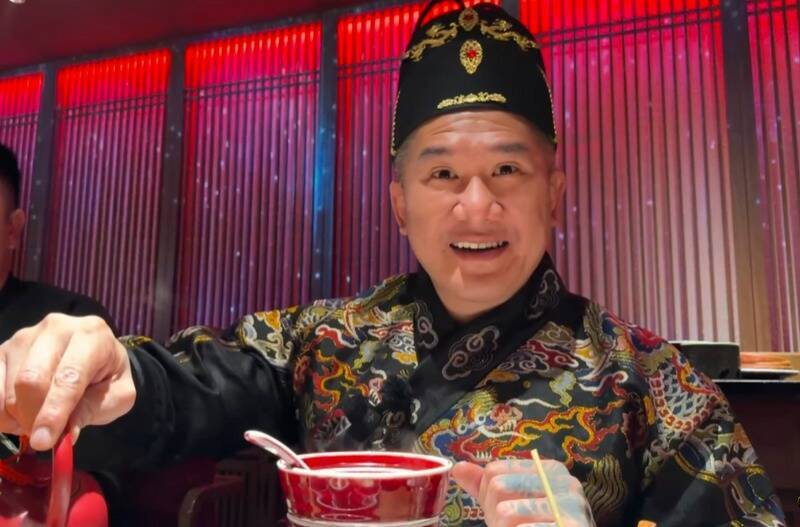 館長這次中國行全程開直播，線上觀看人數衝破40萬，抖內金額更高達150萬元，另外頻道也吸引12萬訂閱。（翻攝自YouTube）