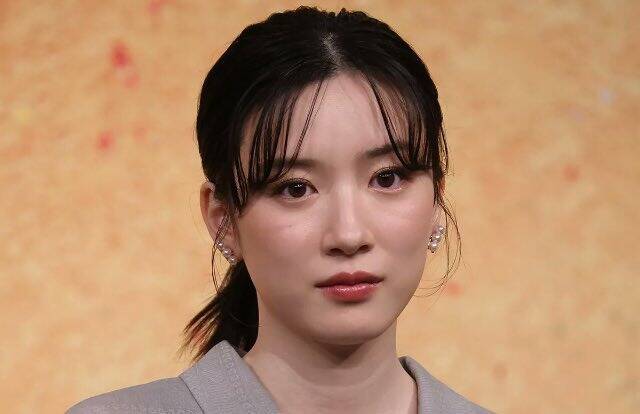 永野芽郁現在足不出戶，每日疑神疑鬼抓流出她與田中圭合照的內鬼。（翻攝自X）