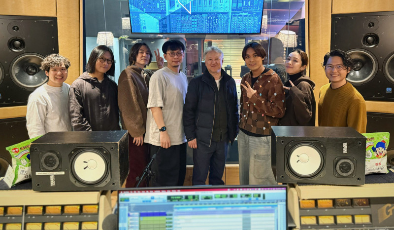 製作助理林鉑堅（左起）、瑪莎、配唱製作人韓立康、執行製作沈冠霖、錄音工程師渡邊省二郎、告五人雲安、犬青、哲謙在倫敦合作愉快。（相信音樂提供）