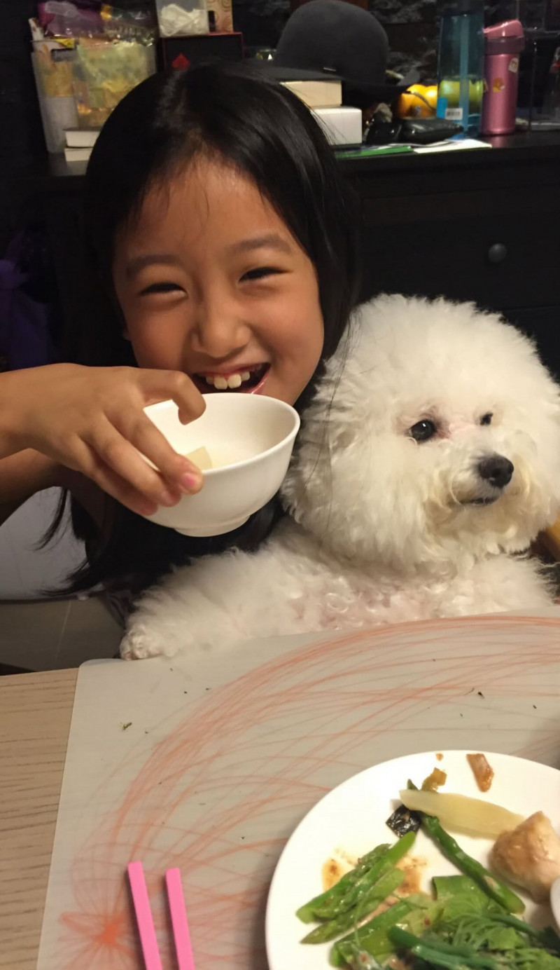 梧桐妹小時候和miumiu合照。（翻攝自IG）