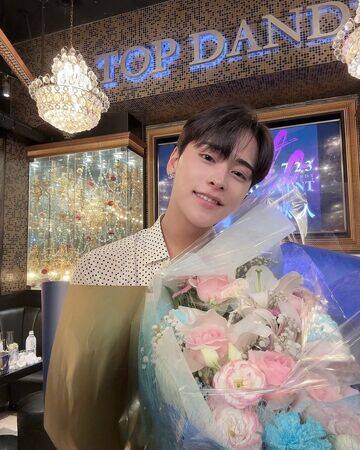 2022年，明日花綺羅已引退2年，又被日媒直擊與歌舞伎町當紅牛郎咲人（圖）幽會。（翻攝自IG）